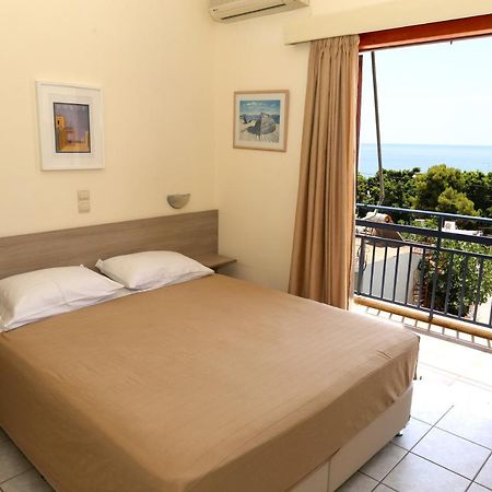 Hotel Karyatides Agia Marina  ภายนอก รูปภาพ