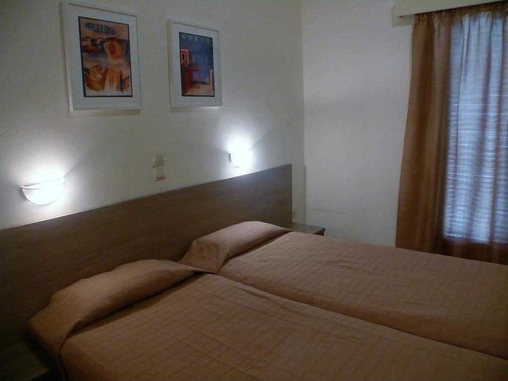Hotel Karyatides Agia Marina  ภายนอก รูปภาพ