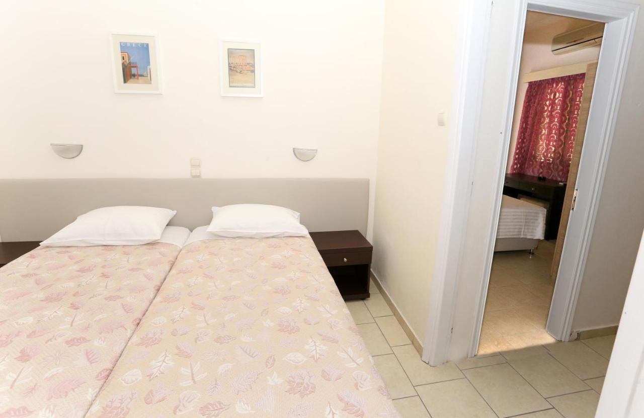 Hotel Karyatides Agia Marina  ภายนอก รูปภาพ