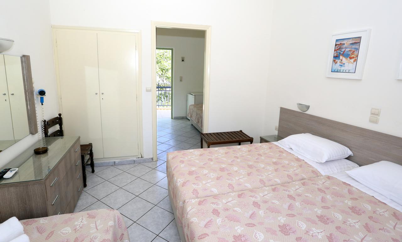Hotel Karyatides Agia Marina  ภายนอก รูปภาพ
