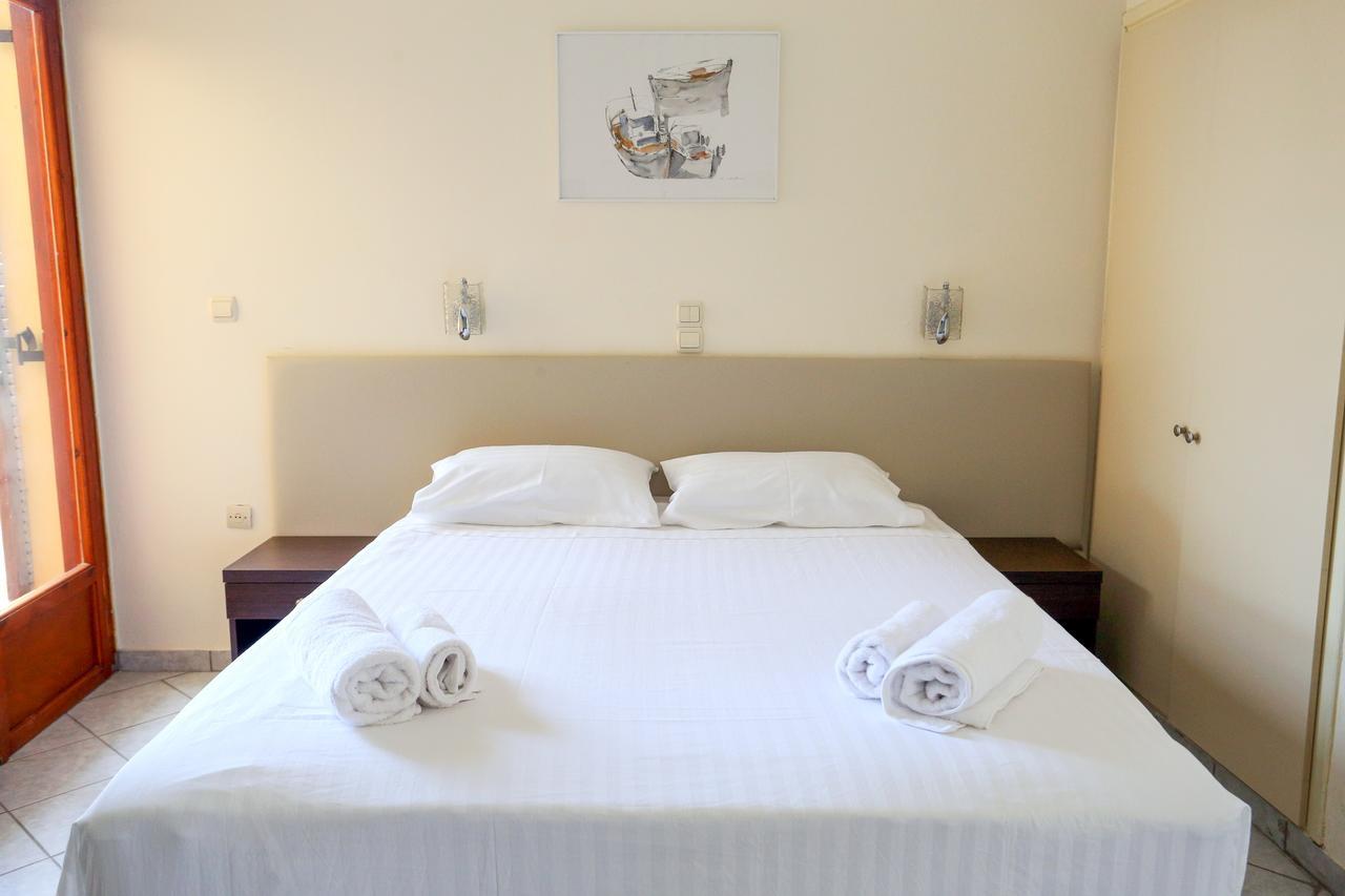 Hotel Karyatides Agia Marina  ภายนอก รูปภาพ