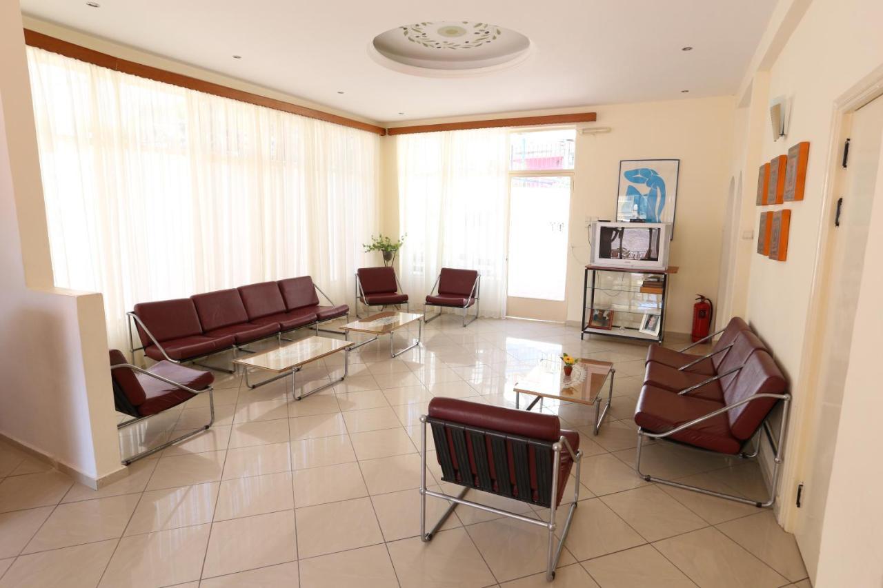 Hotel Karyatides Agia Marina  ภายนอก รูปภาพ
