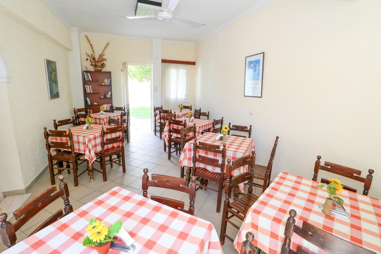 Hotel Karyatides Agia Marina  ภายนอก รูปภาพ