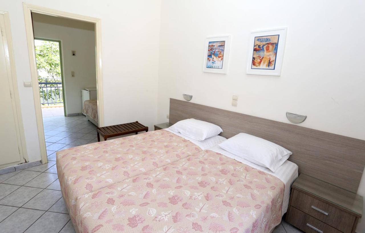 Hotel Karyatides Agia Marina  ภายนอก รูปภาพ
