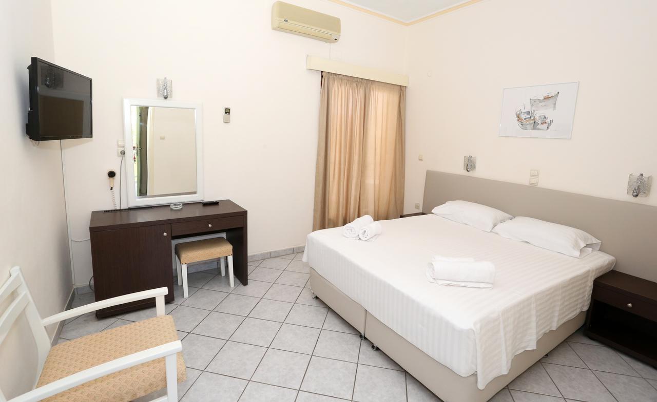 Hotel Karyatides Agia Marina  ภายนอก รูปภาพ