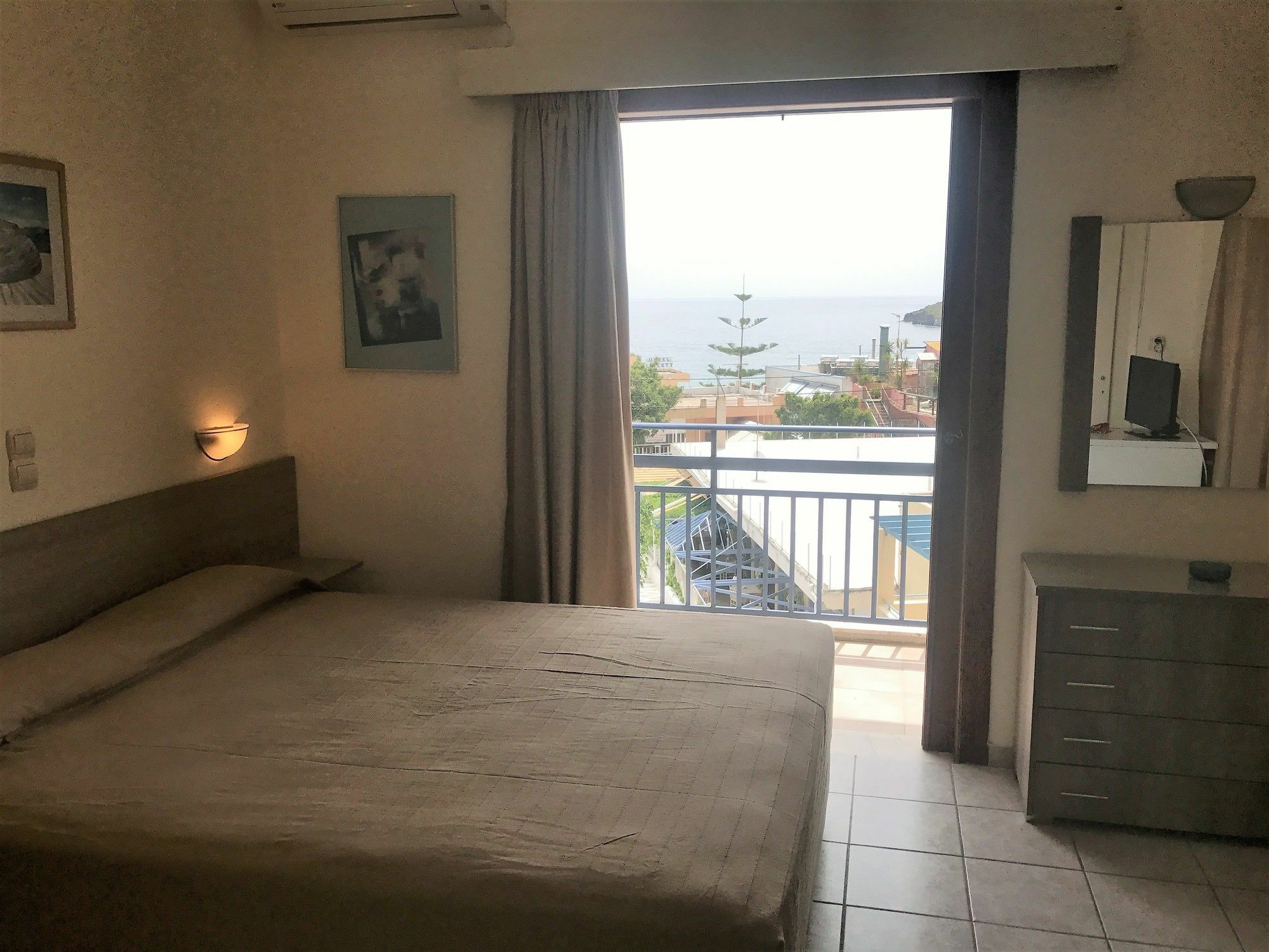 Hotel Karyatides Agia Marina  ภายนอก รูปภาพ