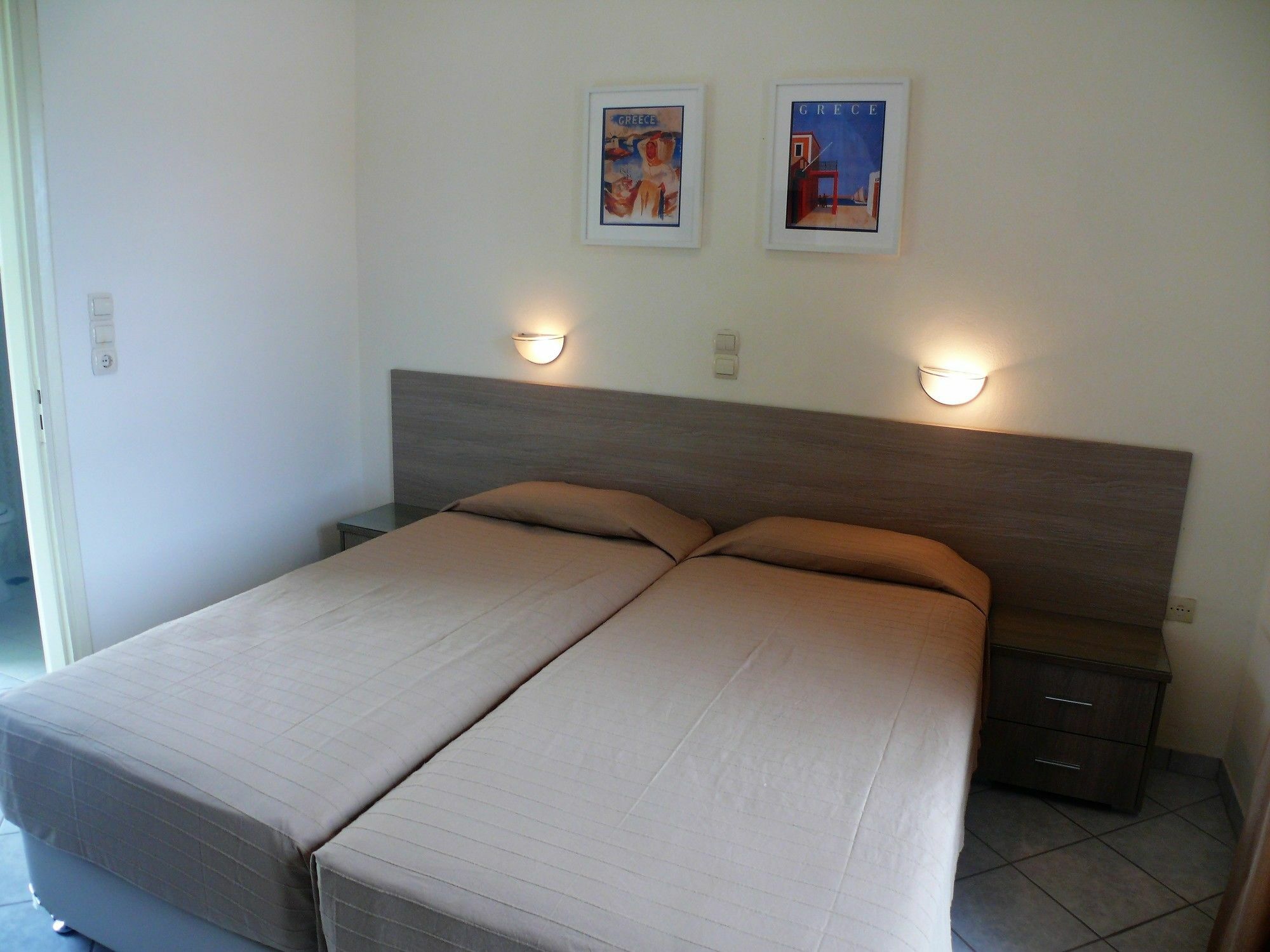 Hotel Karyatides Agia Marina  ภายนอก รูปภาพ