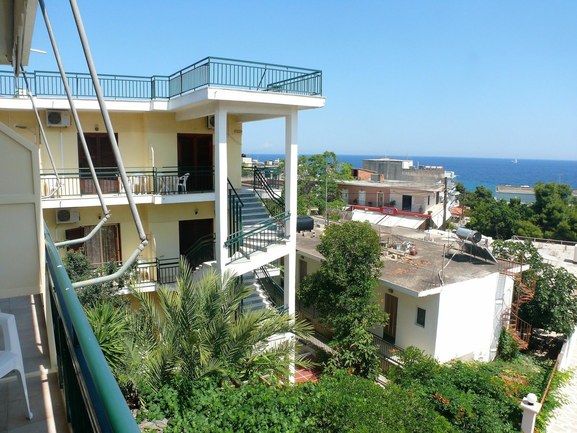 Hotel Karyatides Agia Marina  ภายนอก รูปภาพ