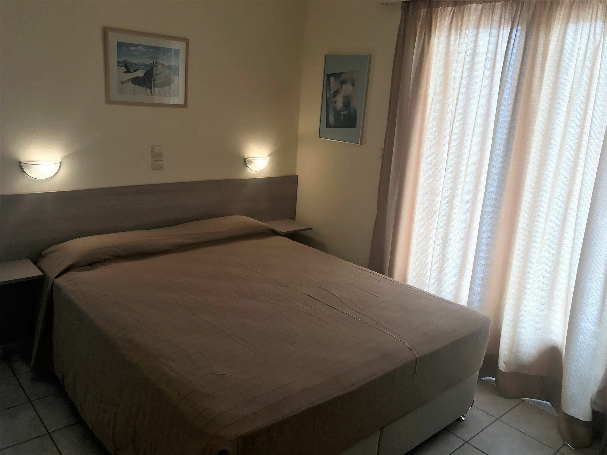 Hotel Karyatides Agia Marina  ภายนอก รูปภาพ