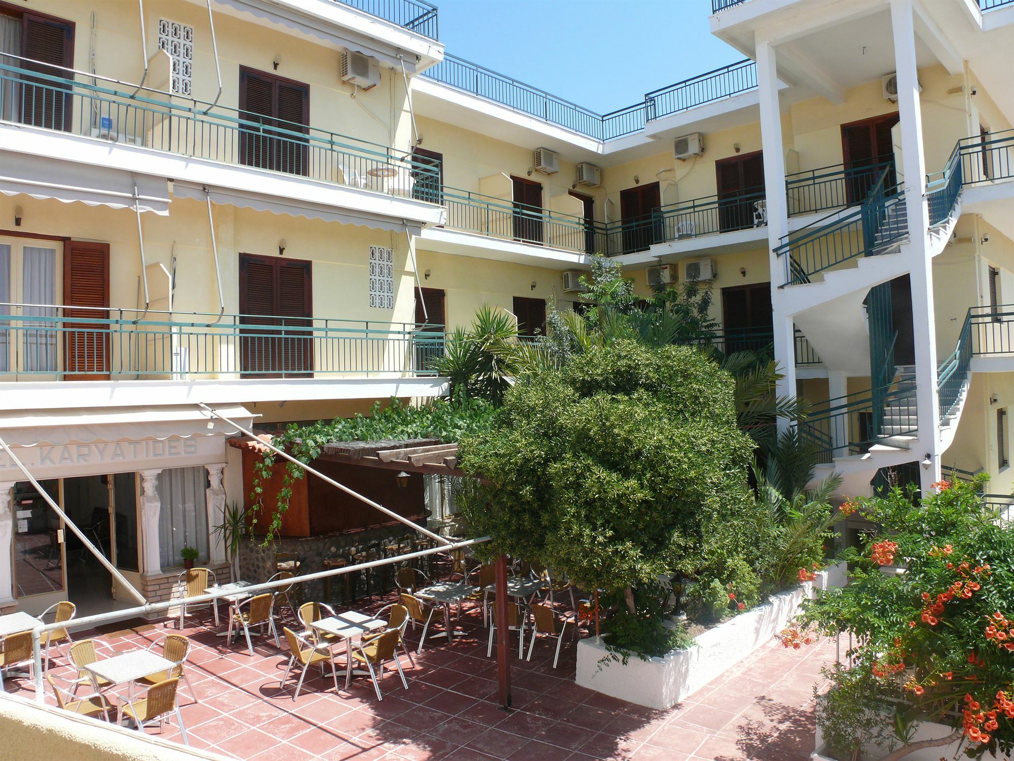 Hotel Karyatides Agia Marina  ภายนอก รูปภาพ